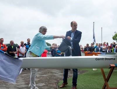 geert-wethouder-sport-geert-meijering-en-jeanne-oostenbrink-zus-van-gerrit-douma-dopen-de-gerrit-douma